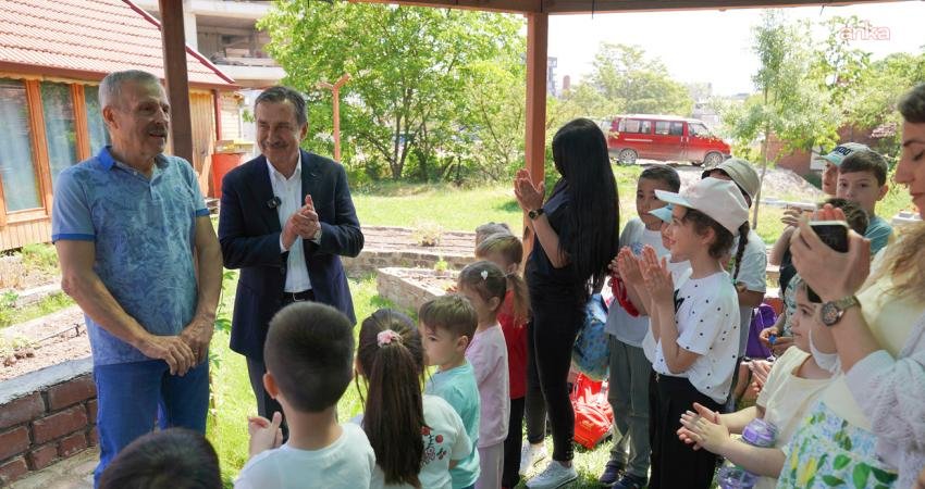 Tepebaşı’nda çocuklar fideleri toprakla buluşturdu Tepebaşı Belediyesi ve Sakin Okul Derneği iş birliğiyle 5 Haziran