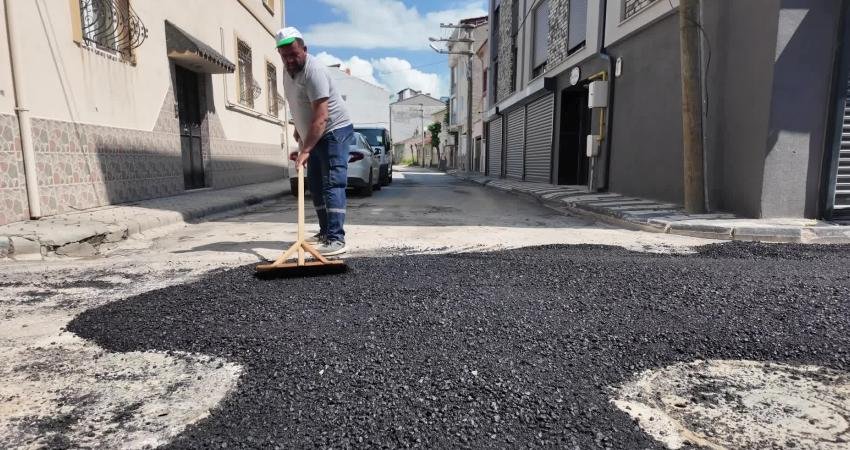 Tepebaşı’nda yollar daha güvenli ve konforlu hale getiriliyor Tepebaşı Belediyesi, ilçe genelinde bozulan ve deforme olan yollarda bakım,