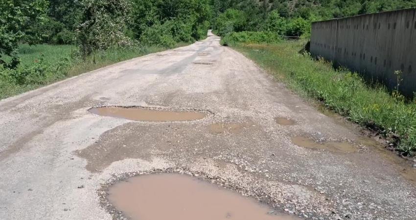 Tokat’ın Reşadiye ilçesine bağlı Tozanlı grup yolunda yıllardır çözülemeyen altyapı