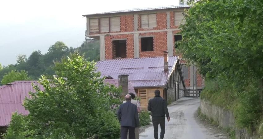 Trabzon’un Çaykara ilçesinde mahkeme kararlarına rağmen kaçak yapının yıkımının belediye