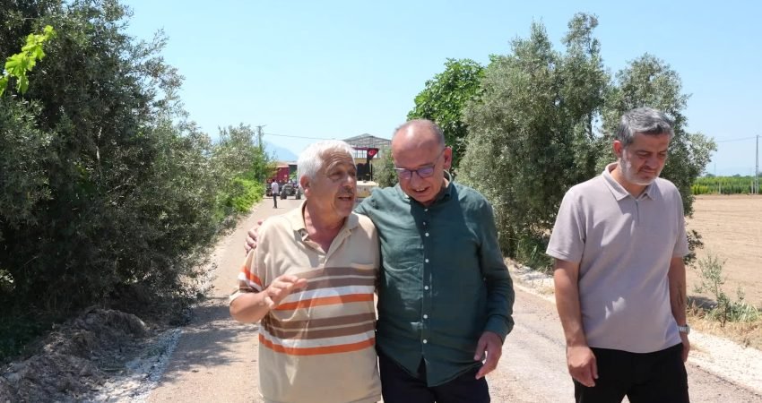 Turgutlu Belediye Başkanı Çetin Akın, Geren Mevkii’nde sürdürülen asfaltlama çalışmalarını
