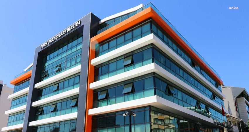 Türk Eczacıları Birliği, kamuda eczacı kadrosu açılmamasına tepki göstererek, "Eczacının
