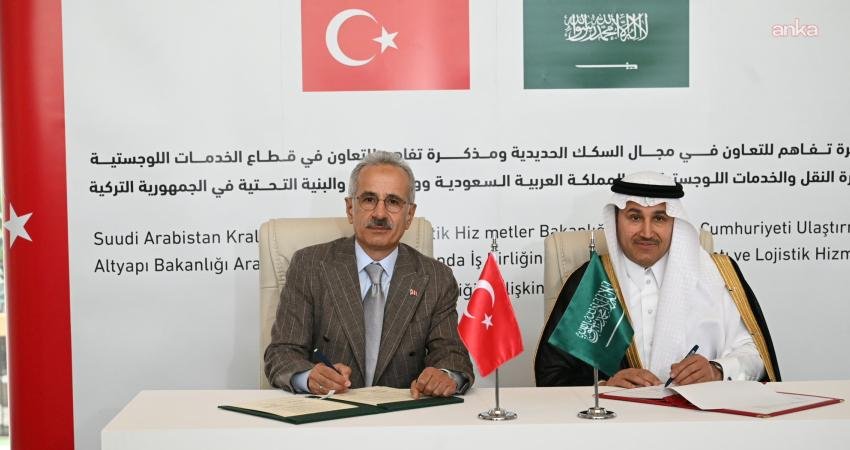 Türkiye ile Suudi Arabistan arasında ulaştırma ve demiryolu alanında iki mutabakat zaptı imzalandı Ulaştırma ve Altyapı Bakanı Abdulkadir Uraloğlu, Türkiye ile Suudi Arabistan