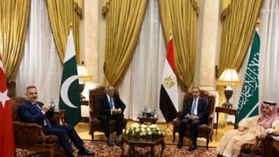 Türkiye, Mısır, Pakistan ve Suudi Arabistan dışişleri bakanları, Kahire'de bir