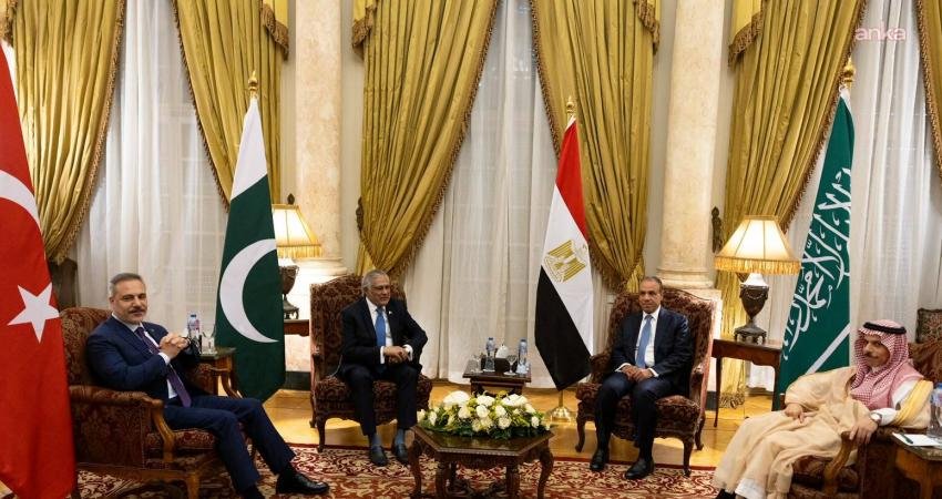 Türkiye, Mısır, Pakistan ve Suudi Arabistan dışişleri bakanları, Kahire'de bir