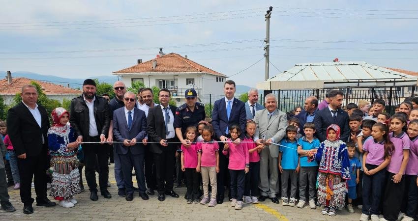 Türkiye’nin 237 projesi arasında yer alan “10’lar Keşfediyor” Sındırgı’da bilim yolculuğuna başladı Balıkesir’de Türkiye Bilimsel ve Teknolojik Araştırma Kurumu (TÜBİTAK) tarafından yürütülen