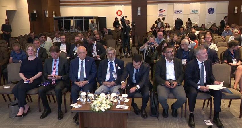 Gazeteciler Cemiyeti’nin ev sahipliğinde, AB desteğiyle düzenlenen "Gazeteciliğin Küresel Krizi"
