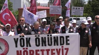 ÜNİPERSEN üyeleri YÖK önünde beş günlük eyleme başladı. ÜNİPERSEN Genel