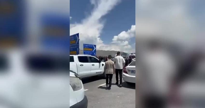 Van’da hafif ticari araç ile pikap çarpıştı: 4 ölü, 2 yaralı Van’ın Çaldıran ilçesinde pikap ile hafif ticari aracın çarpıştığı kazada,