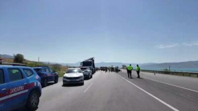 Van’ın Erciş ilçesinde hafif ticari aracın jandarma personelinin bulunduğu araca