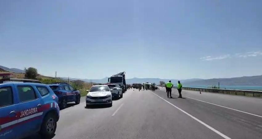 Van’ın Erciş ilçesinde hafif ticari aracın jandarma personelinin bulunduğu araca