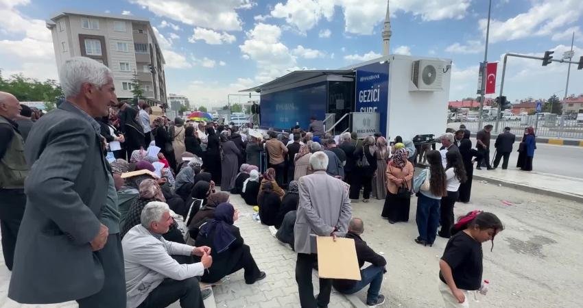 Van’da sosyal yardımlar için kuyruk çilesi… 120 bin ihtiyaç sahibi günlerdir sıra bekliyor Yaşlılık, engelli aylıkları ve diğer sosyal yardım ödemelerinin, PTT'den Halkbank