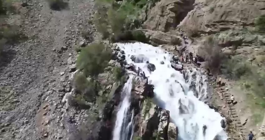 Van'ın Çatak ilçesinde kar sularıyla oluşan Kanispi Şelalesi, yaz aylarında