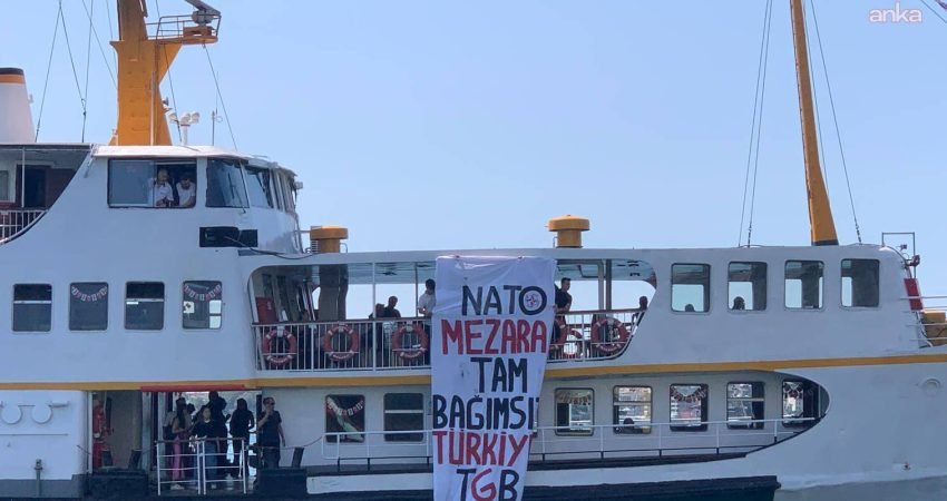 İstanbul'daki NATO Parlamenter Zirvesi'ni protesto etmek amacıyla Şehir Hatları vapurundan