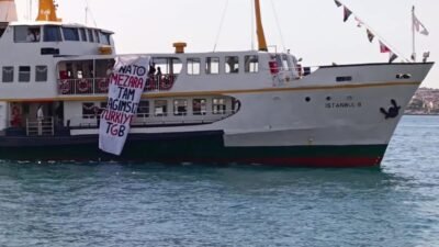 İstanbul'daki NATO Parlamenter Zirvesi'ni protesto etmek amacıyla Şehir Hatları vapurundan