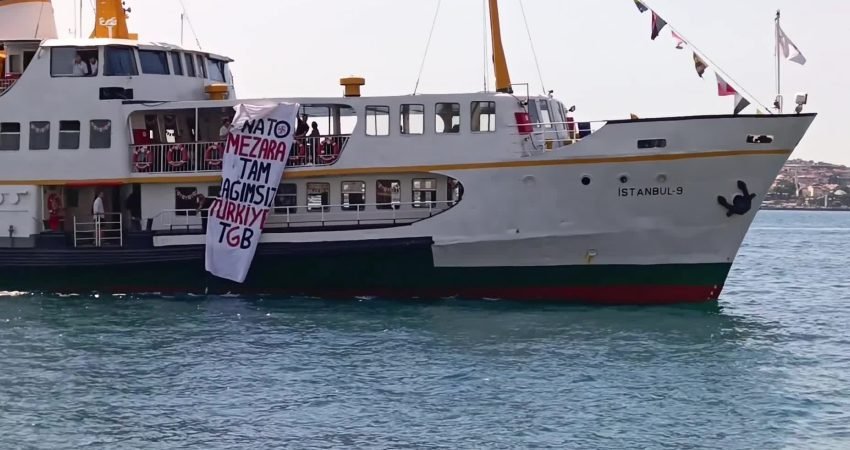 İstanbul'daki NATO Parlamenter Zirvesi'ni protesto etmek amacıyla Şehir Hatları vapurundan
