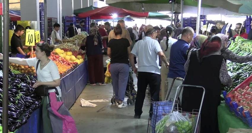 Ekonomik kriz ve hayat pahalılığı, pazar yerlerinde etkisini göstermeye devam ediyor.