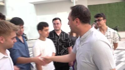 Bornovalı lise öğrencileri, zorlu üniversite sınavının ardından Bornova Belediyesi'nin kısa