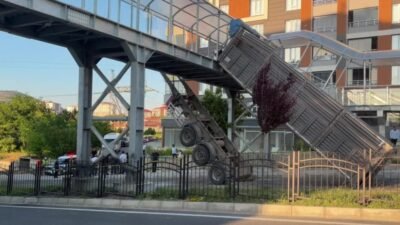 Yozgat'ta damperi açık unutulan bir tırın dorsesi yaya üst geçidine