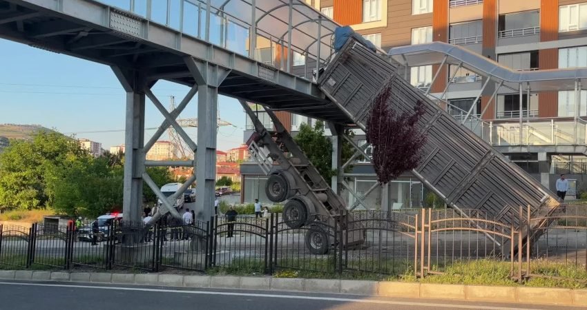 Yozgat'ta damperi açık unutulan bir tırın dorsesi yaya üst geçidine