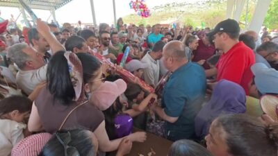 Yozgat’ın Yenifakılı ilçesinde, düzenlenen uçurtma şenliğine ilçe halkı ile birlikte
