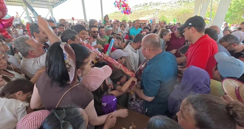 Yozgat’ın Yenifakılı ilçesinde, düzenlenen uçurtma şenliğine ilçe halkı ile birlikte