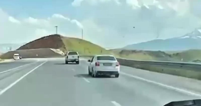 Hakkari'nin Yüksekova ilçesinde bir araçta yapılan aramada 28,2 kilogram uyuşturucu