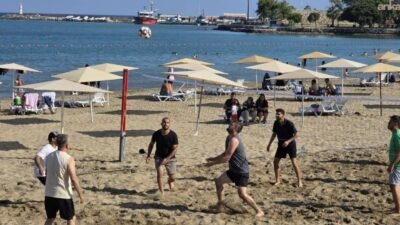 Yumurtalık Belediyesi’nin düzenlediği Kurumlar Arası Plaj Voleybolu Turnuvası, renkli görüntülere