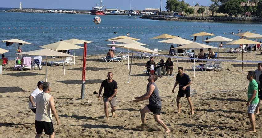Yumurtalık Belediyesi’nin düzenlediği Kurumlar Arası Plaj Voleybolu Turnuvası, renkli görüntülere