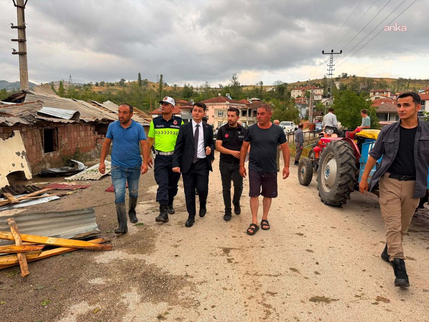 Amasya’nın Taşova ilçesinde etkili olan sağanak yağış, dolu ve şiddetli fırtına