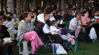 Eskişehir Büyükşehir Belediyesi'nin Aktif Yaşam Parkı'nda düzenlediği Açık Hava Sinema