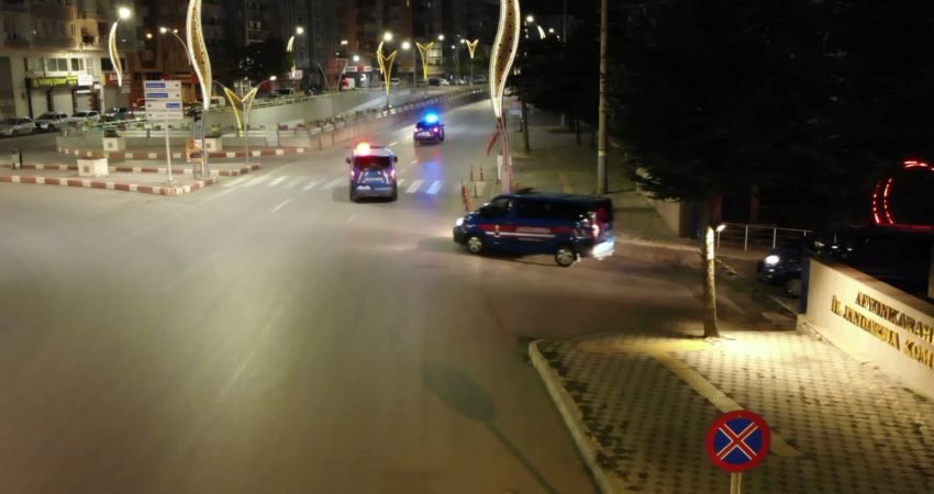 İçişleri Bakanlığı'ndan yapılan açıklamaya göre, 24 ilde uyuşturucu satıcılarına ve