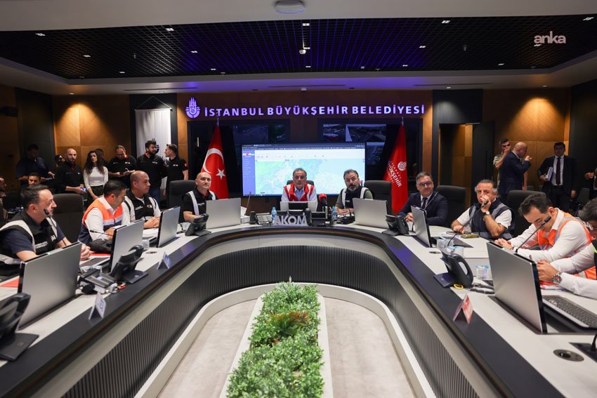 İBB Başkanvekili Nuri Aslan, beklenen sağanak yağışla ilgili AKOM’u ziyaret