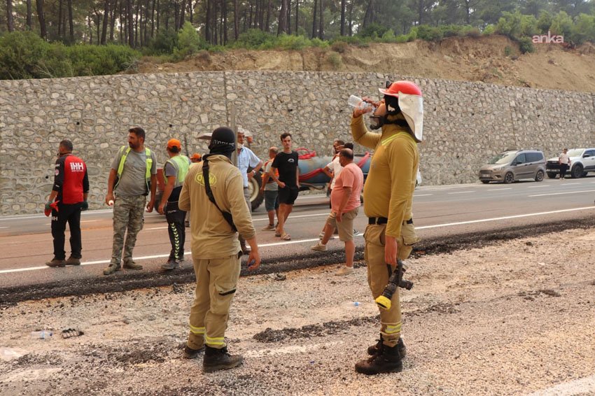 Muğla'nın Seydikemer ilçesinde sabah saatlerinde başlayan orman yangını, şiddetli rüzgârın