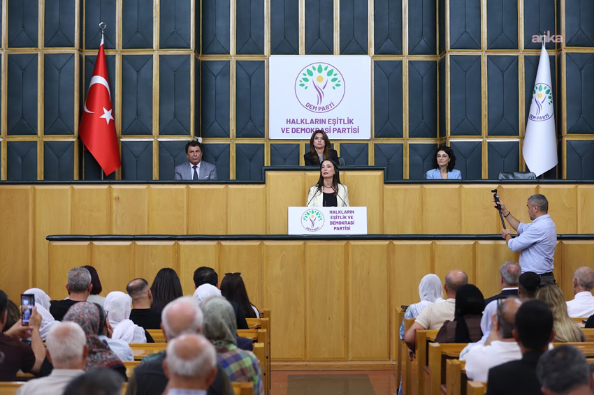 DEM Parti Grup Toplantısı… Tülay Hatimoğulları: “Çerçeve yasadan beklentimiz bugünün geçişini düzenlerken yarının demokratik düzenini güvenceye almaktır” DEM Parti Eş Genel Başkanı Tülay Hatimoğulları, "Dönüş, sınırların kapısından