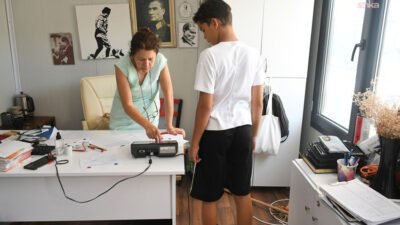 Kuşadası Belediyesi, çocukların sağlıklı gelişimini desteklemek amacıyla Tenis Kulübü'nde spor