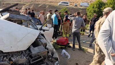 Şırnak’ın Güçlükonak ilçesinde sürücüsünün kontrolünden çıkarak şarampole devrilen otomobildeki 1’i