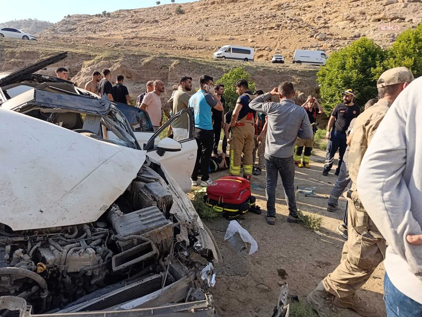 Şırnak’ın Güçlükonak ilçesinde sürücüsünün kontrolünden çıkarak şarampole devrilen otomobildeki 1’i
