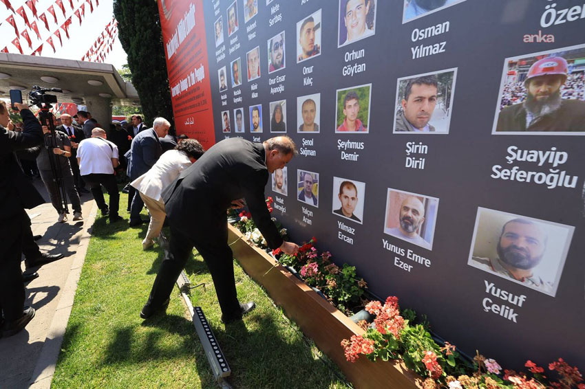 15 Temmuz şehitleri İBB önünde anıldı FETÖ’nün 15 Temmuz 2016’daki darbe girişiminin 10’uncu yıl dönümünde, Saraçhane’deki