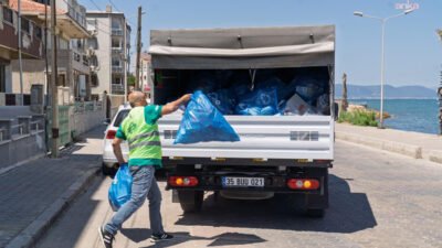 İzmir'de "kapıdan kapıya geri dönüşüm" modeli Güzelbahçe’de de başladı. Evlerde
