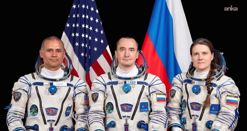 NASA astronotu Anil Menon ile iki Rus kozmonotu taşıyan Soyuz