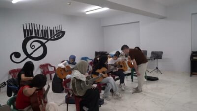 Adıyaman Belediyesi Konservatuvarı bünyesinde verilen eğitimlere katılan çocuklar ve gençler,
