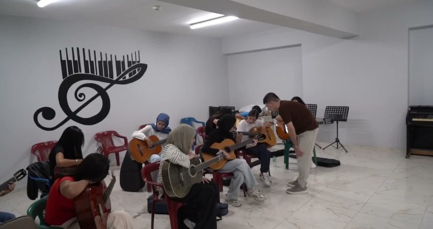 Adıyaman Belediyesi Konservatuvarı bünyesinde verilen eğitimlere katılan çocuklar ve gençler,