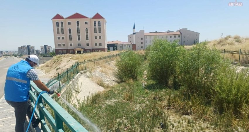 Adıyaman Belediyesi Park ve Bahçeler Müdürlüğü ekipleri, yaz aylarında artış