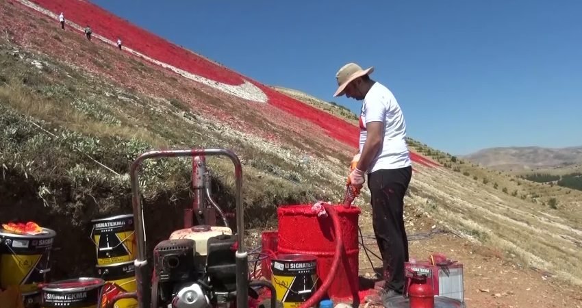 Onikişubat Belediyesi tarafından Kahramanmaraş’ın simge noktalarından Ahır Dağı zirvesine zemin