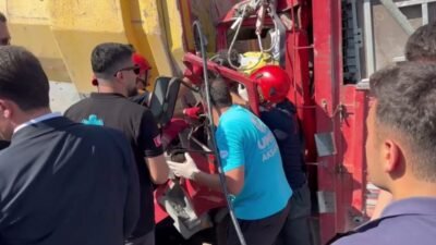Aksaray'da kamyonetin tıra arkadan çarptığı kazada 2 kişi ağır yaralandı.