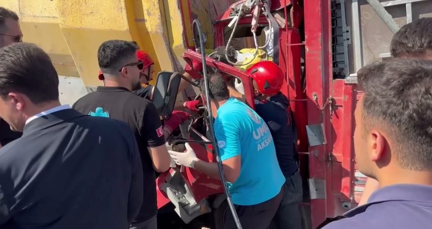 Aksaray'da kamyonetin tıra arkadan çarptığı kazada 2 kişi ağır yaralandı.