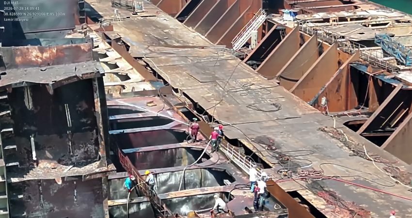 Aliağa Gemi Söküm Tesisleri'nde yakıt tankeri olarak kullanılan bir gemide