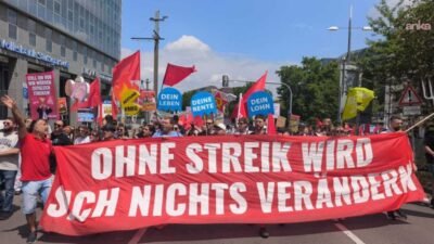 Almanya'nın Stuttgart kentinde binlerce kişi hükümetin sosyal harcamalardaki bütçe kesintilerini