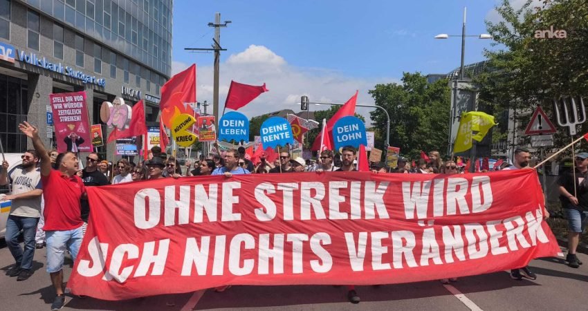 Almanya'nın Stuttgart kentinde binlerce kişi hükümetin sosyal harcamalardaki bütçe kesintilerini